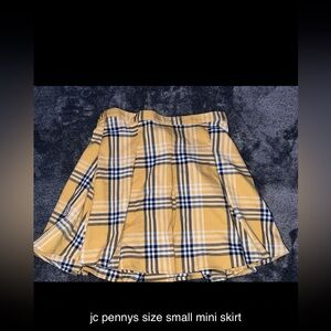 Plaid Skirt. Never worn. Size small.